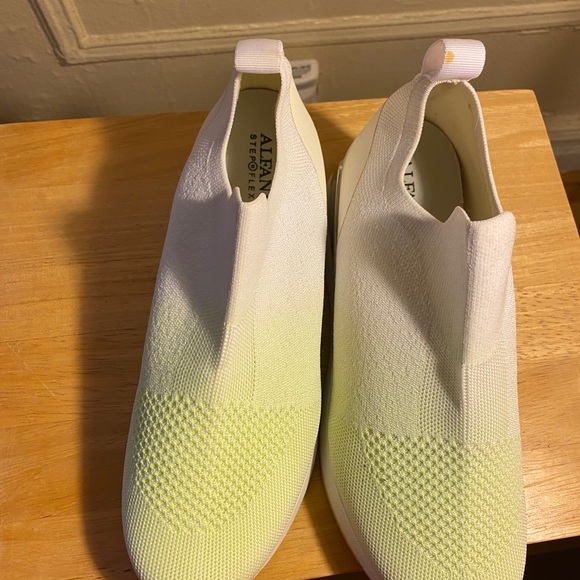 Stylish comfort wedge sneakers. Size 8 wide - Picture 2 of 3